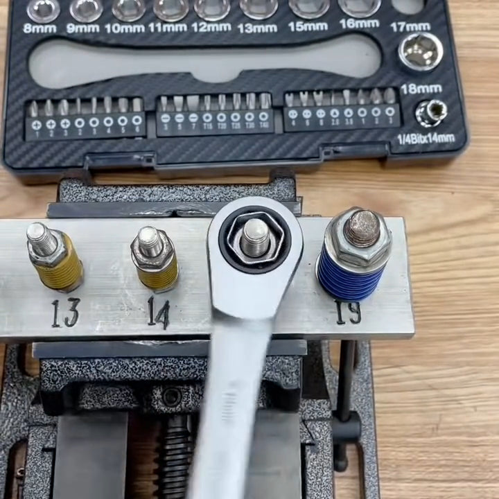 ナットにかけて往復させる