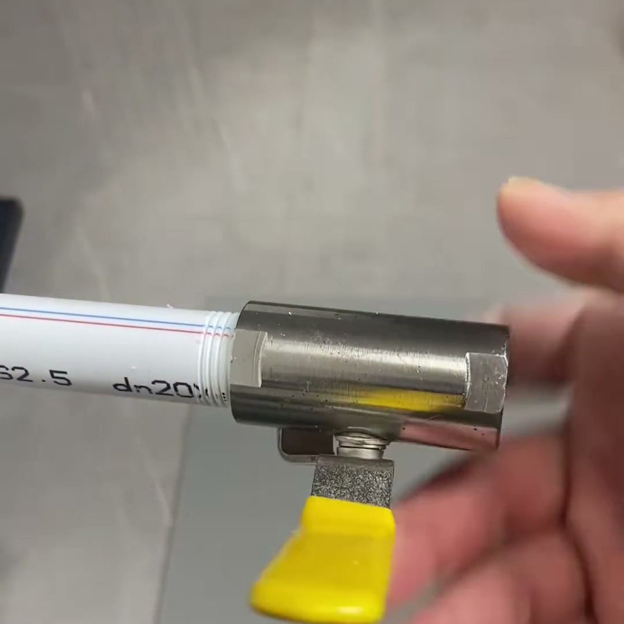 ねじを切ったパイプにバルブをねじ込む様子